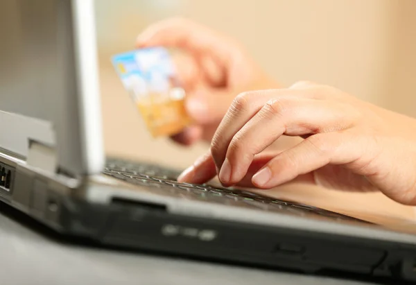 Händer som håller kreditkort och laptop. grunt dof — Stockfoto