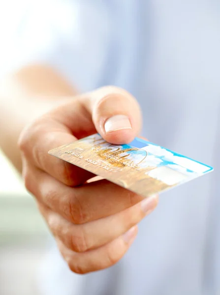Hand med kreditkort. grunt dof — Stockfoto