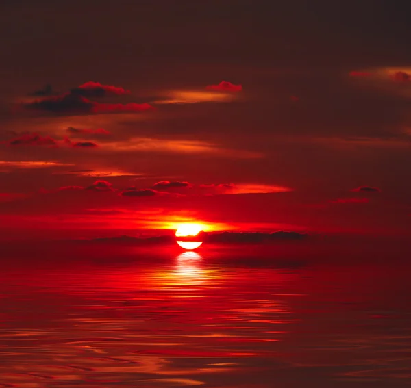 Ηλιοβασίλεμα πάνω από το νερό — Φωτογραφία Αρχείου