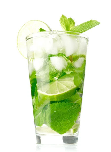 Mojito cocktail sur fond blanc — Photo