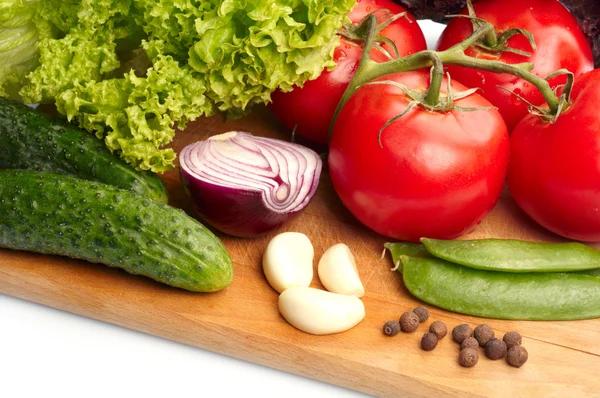 Verse groenten op houten hardboard — Stockfoto