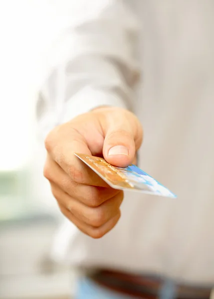 Main avec carte de crédit. DOF peu profond — Photo