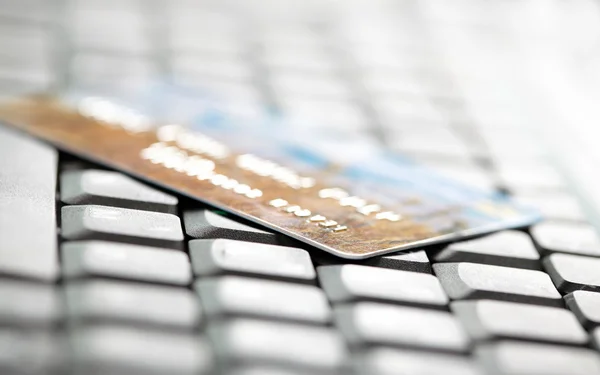 Cartão de crédito e laptop. DOF superficial — Fotografia de Stock