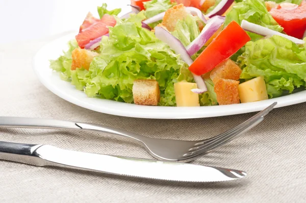 Salade op witte plaat — Stockfoto