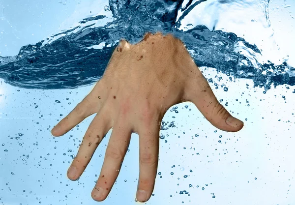 Mano umana in acqua — Foto Stock