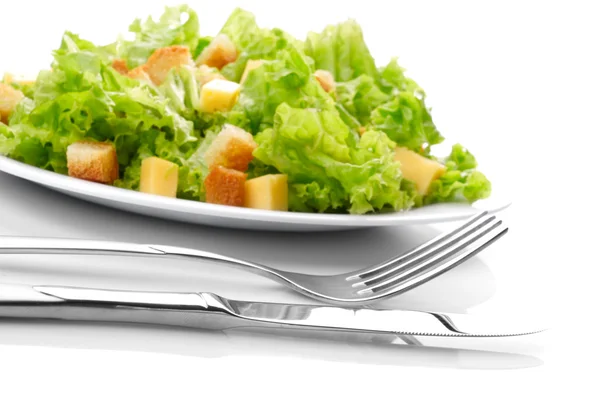 Κοντινό πλάνο της σαλάτας σε λευκό πιάτο — Φωτογραφία Αρχείου