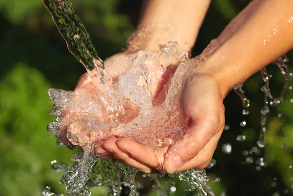 Mãos de mulher com respingo de água — Fotografia de Stock