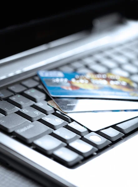 Credit cards en laptop. ondiepe dof — Stockfoto