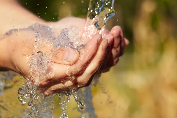 水のしぶきと女性の手 — ストック写真