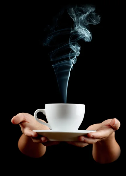 Šálek kávy v dámské ruce na černém pozadí — Stock fotografie