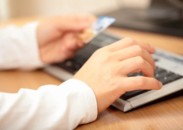 Hands holding credit card and keyboard. Shallow DOF — Stock Photo, Image