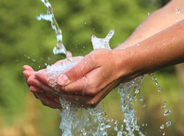 Kvinnans händer med vattenstänk — Stockfoto