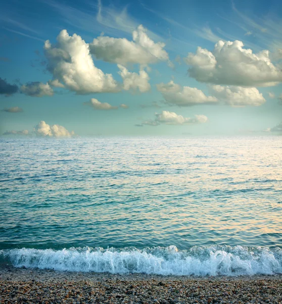 Літній пейзаж з морем і блакитним небом — стокове фото
