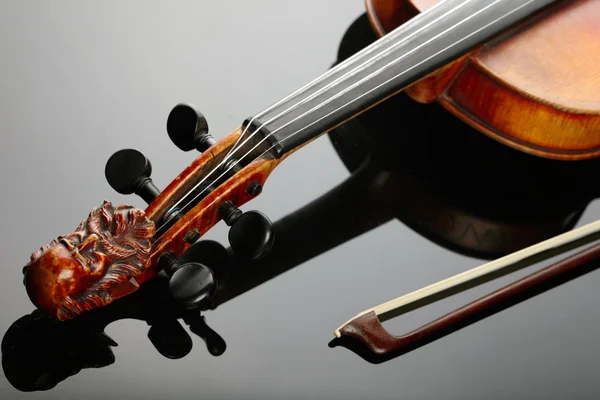 Violin and bow on dark background — Stock Photo, Image