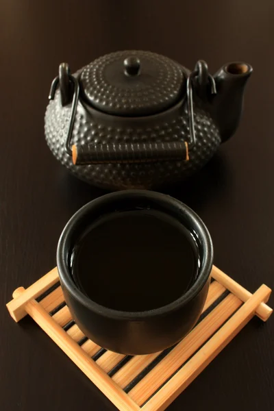 Черный чайник — стоковое фото