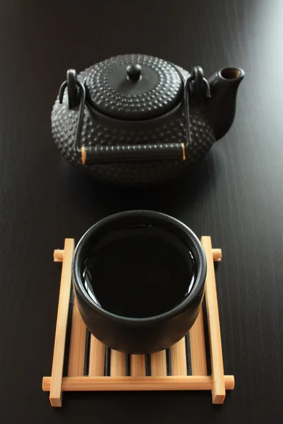 Черный чайник — стоковое фото