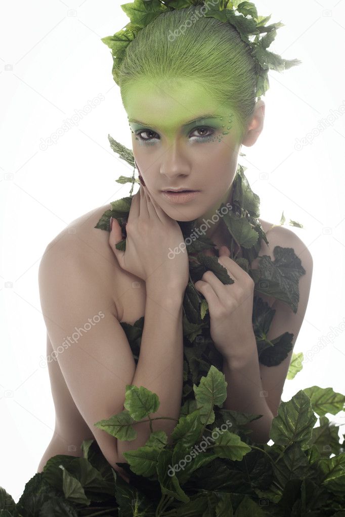The girl in wreath of leaves