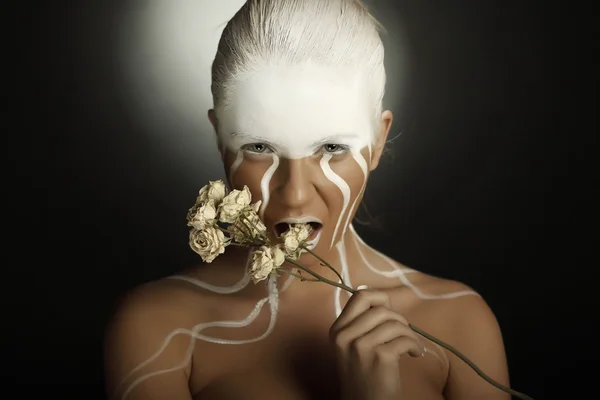 Žena s květinou, s výtvarným tvář — Stock fotografie