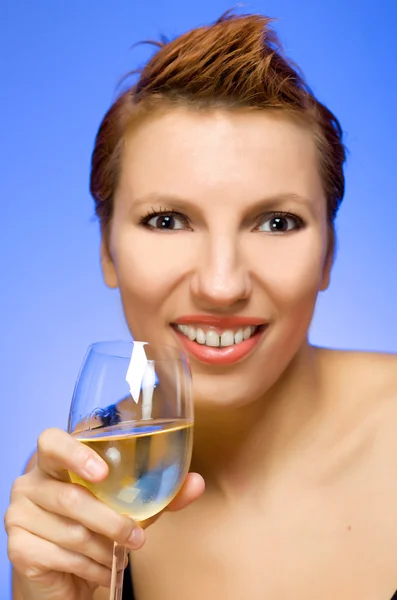 Kvinna med glas vin — Stockfoto
