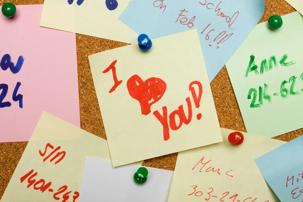 Love message pinned on cork board — Stock Photo, Image