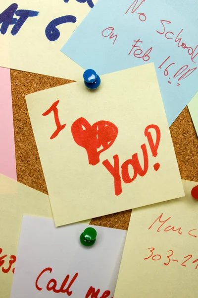 Love note pinned on cork board — Stock Photo, Image