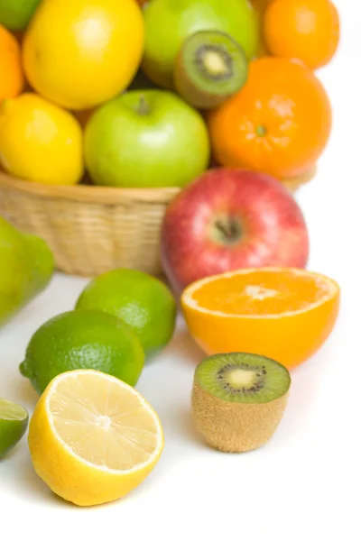 Лимон, ківі та інші фрукти — стокове фото