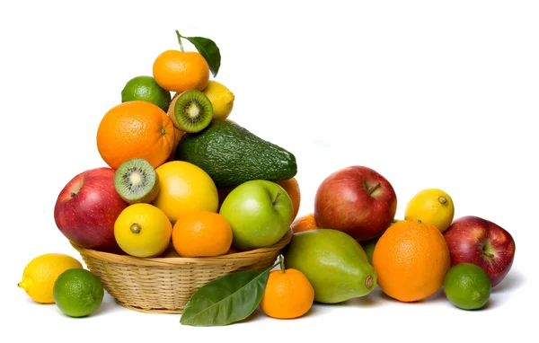 Здоровые фрукты, изолированные на белом — стоковое фото