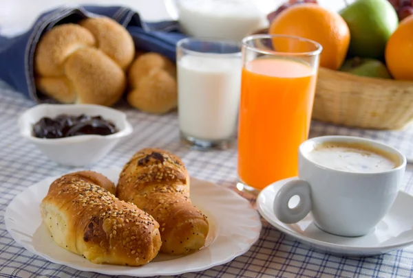 Croissants zum Frühstück — Stockfoto