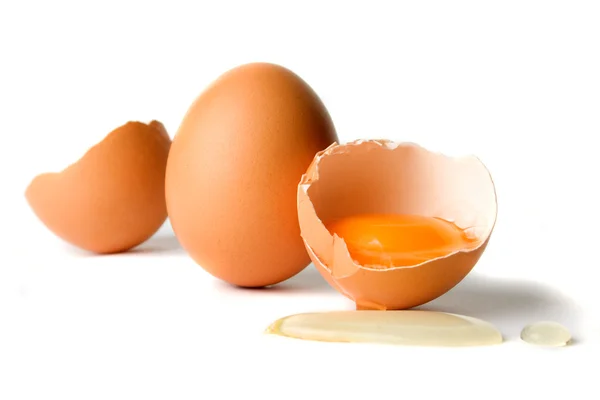Huevos de pollo aislados en blanco —  Fotos de Stock