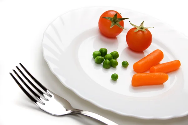 Tomaat wortel en groene erwten — Stockfoto