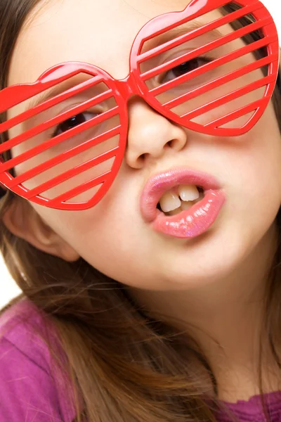 Junges Mädchen mit lustigen Sonnenbrillen — Stockfoto