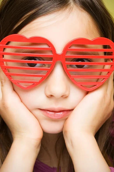 Νεαρό κορίτσι με αστεία γυαλιά ηλίου — Φωτογραφία Αρχείου