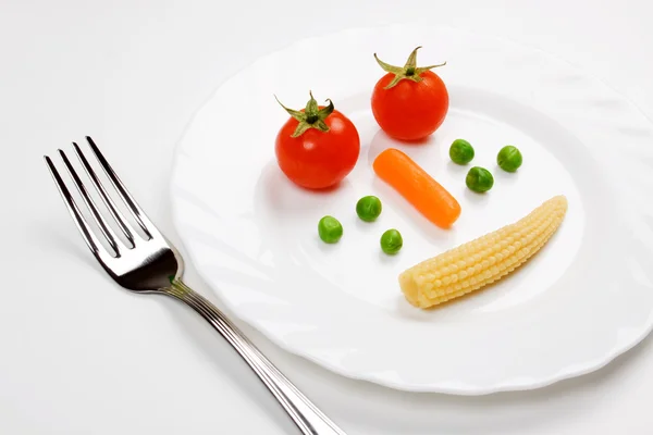 緑のトマトのエンドウ豆とニンジン — ストック写真