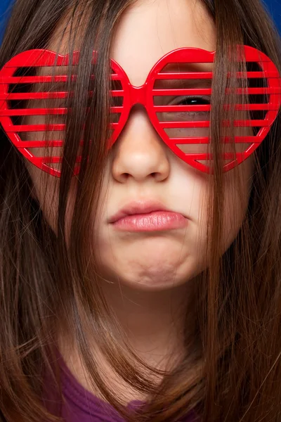 Dziewczyna z okulary w kształcie serca — Zdjęcie stockowe