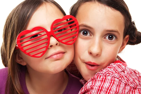 Dziewczyny z okulary w kształcie serca — Zdjęcie stockowe