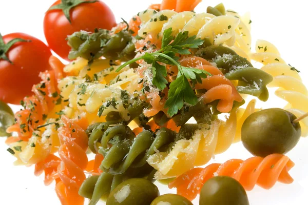 Tricolore pasta med tomat och Oliver — Stockfoto