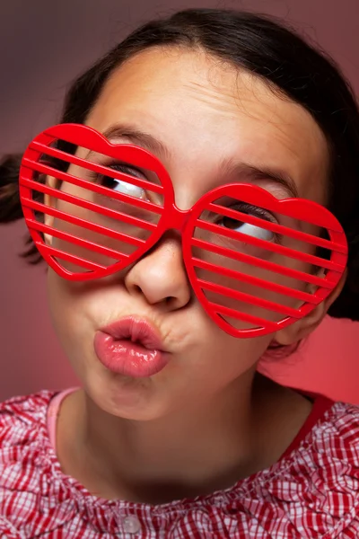 Ung flicka med shutter shades — Stockfoto