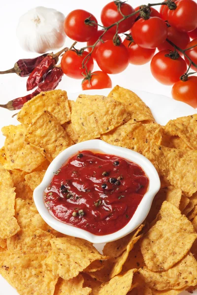 Tortilla chips con salsa piccante — Foto Stock