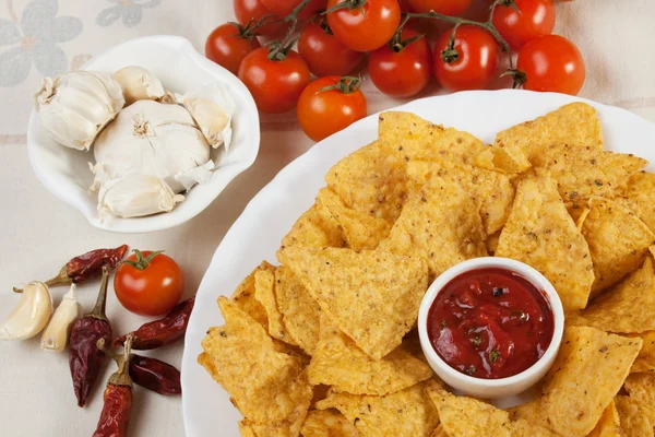 Tortilla-Chips mit scharfem Salsa-Dip — Stockfoto