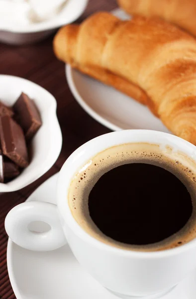 Schwarzer Kaffee und Croissants — Stockfoto