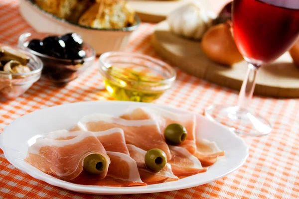 Prosciutto con olive — Foto Stock
