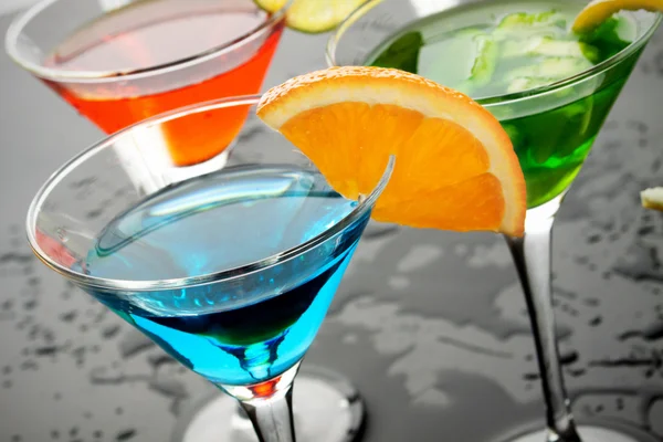Blauwe cocktail drinken — Stockfoto