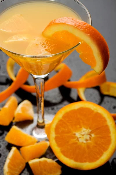 Succo d'arancia in bicchiere da cocktail — Foto Stock