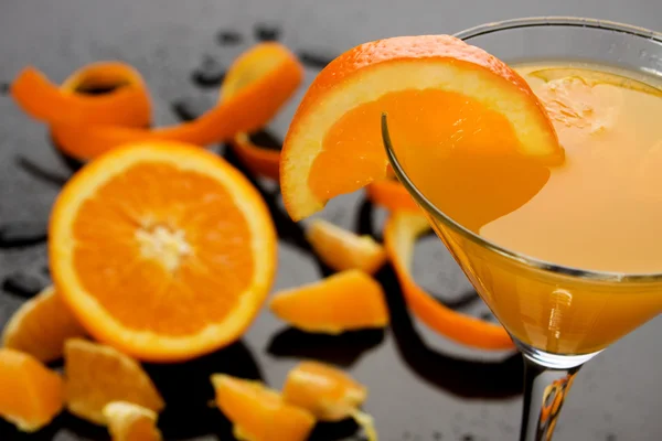 Χυμό πορτοκαλιού, σε ποτήρι κοκτέιλ — Φωτογραφία Αρχείου
