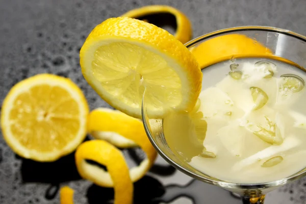 カクテル グラスにレモン汁 — ストック写真
