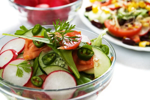 Ředkev salát rajče a okurka — Stock fotografie