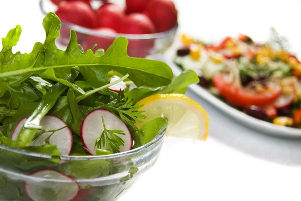 Salade de roquette au radis et tranche de citron — Photo
