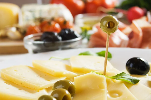 Käse und Oliven — Stockfoto