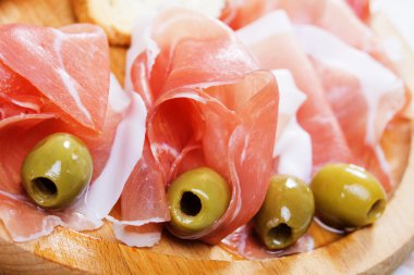 Prosciutto yeşil zeytin ile