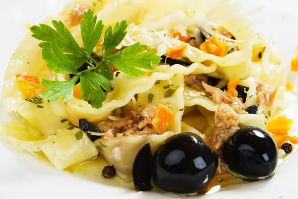 Italian pasta with tuna and black olives — Stock Photo, Image